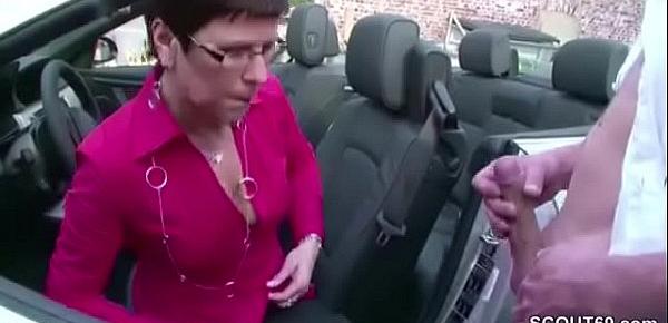 MILF Beamtin in Strapse wird Outdoor zum Ficken gebracht